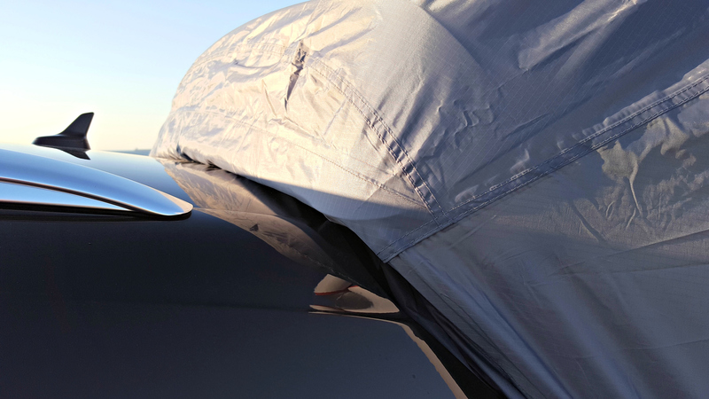 Mit detaillierten Fotos hat sie die Fahrzeuganbindung genau dokumentiert.