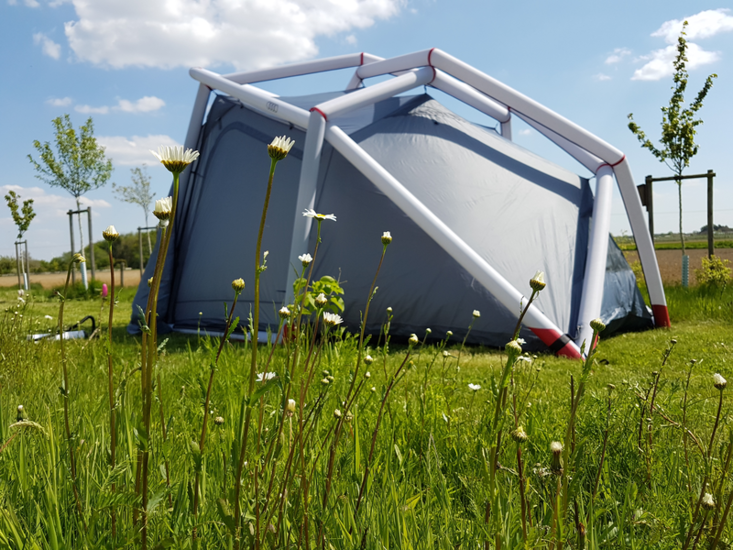 Onlinereporter huppem setzt sein Audi Campingzelt gekonnt in Szene.