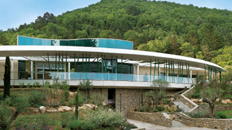 Die im Jahr 2016 modernisierte Thermalklinik unweit der Quelle Sainte Odile in Avène.