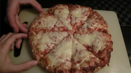 trnd-Partnerin Silata kann es kaum noch abwarten die BIG Pizza X-tra Cheese mit extra viel Käse zu probieren.