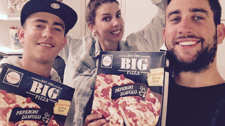 Mit der BIG Pizza Diaavolo mit roter Peperoni, Peperoniwurst und Chili-Sauce wird es bei trnd-Partnerin Belli_Buh richtig feurig.