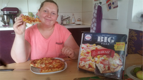 trnd-Partnerin Mopsbesitzer mag es fruchtig mit der BIG Pizza Hawaii mit Ananas und echtem Kochschinken.