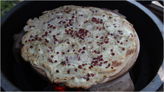 Durch die breite Temperaturskala von 70 bis 350 Grad, lassen sich auch Flammkuchen ...