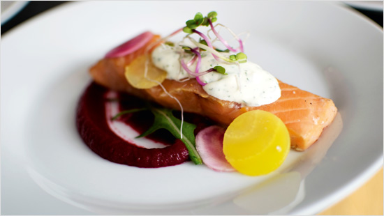 Lachs im Frühlingsbeet.