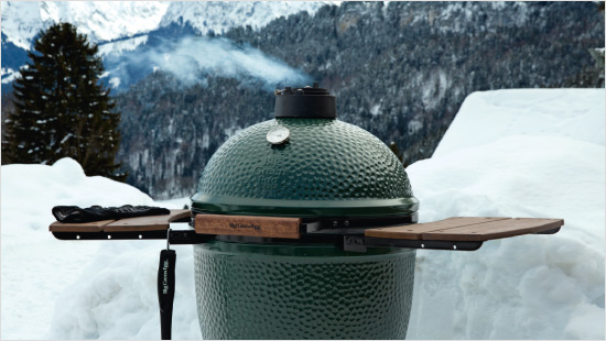 Dafür wurde das Prinzip eines asiatischen Lehmofens mit spezieller, hochwertiger Keramik verbunden, wodurch das EGG äußerst robust, beständig, wetterfest und wärmeisolierend ist.