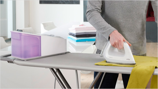 Der große Wasserstank in der Station sorgt für mehr Komfort. Das Bügeleisen ist dadurch leichter und Du kannst es ganz entspannt über den Stoff führen.