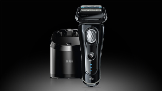 Das Clean&Charge System des Braun Series 9 9075cc reinigt, lädt und pflegt den Rasierer automatisch.