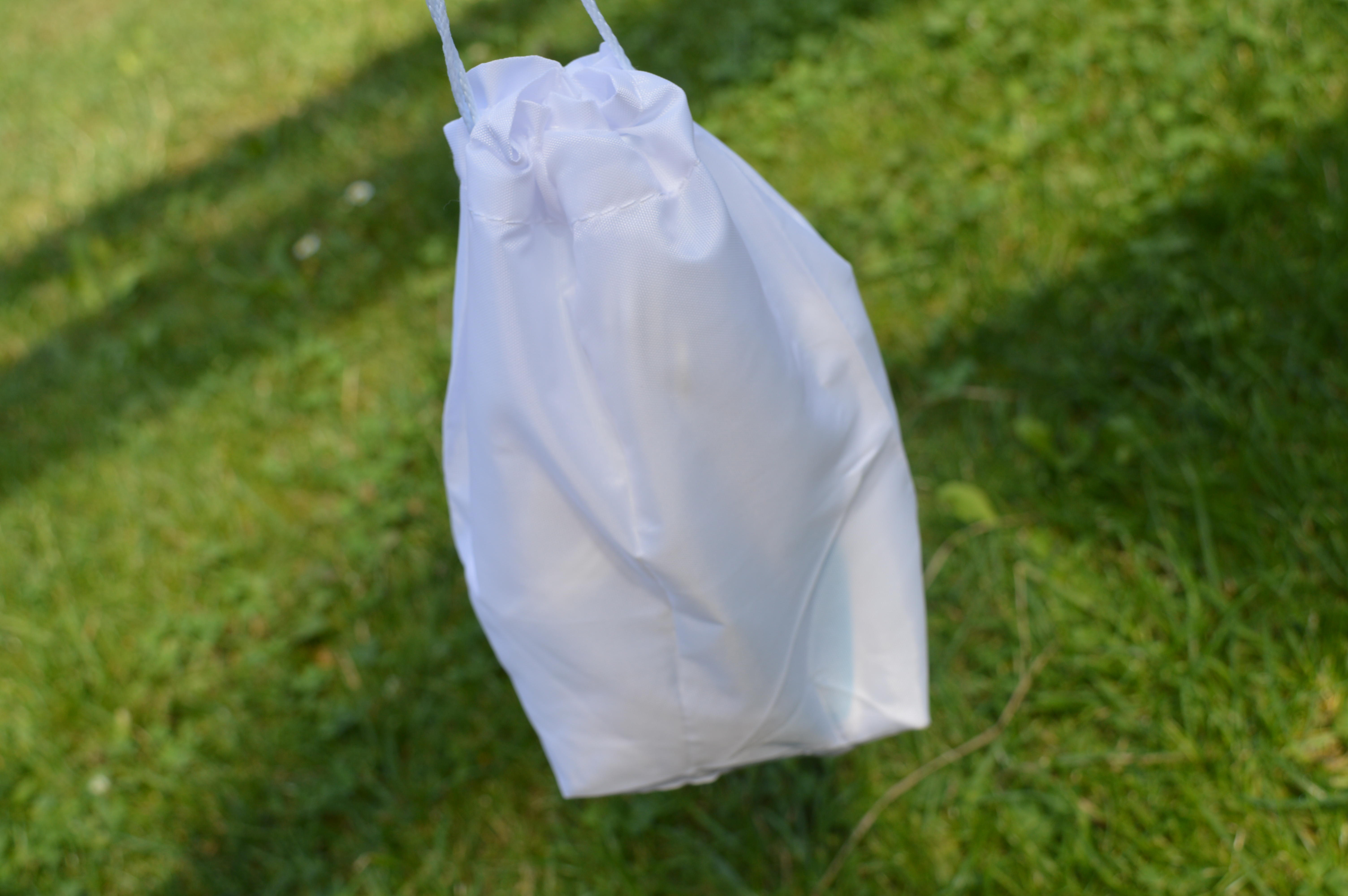 Gerade für Reisen besonders praktisch: ein Aufbewahrungsbeutel, mit dem wir die verschiedenen Aufsätze, den Epilierer und das zugehörige Ladekabel verstauen und ganz einfach mitnehmen können. 