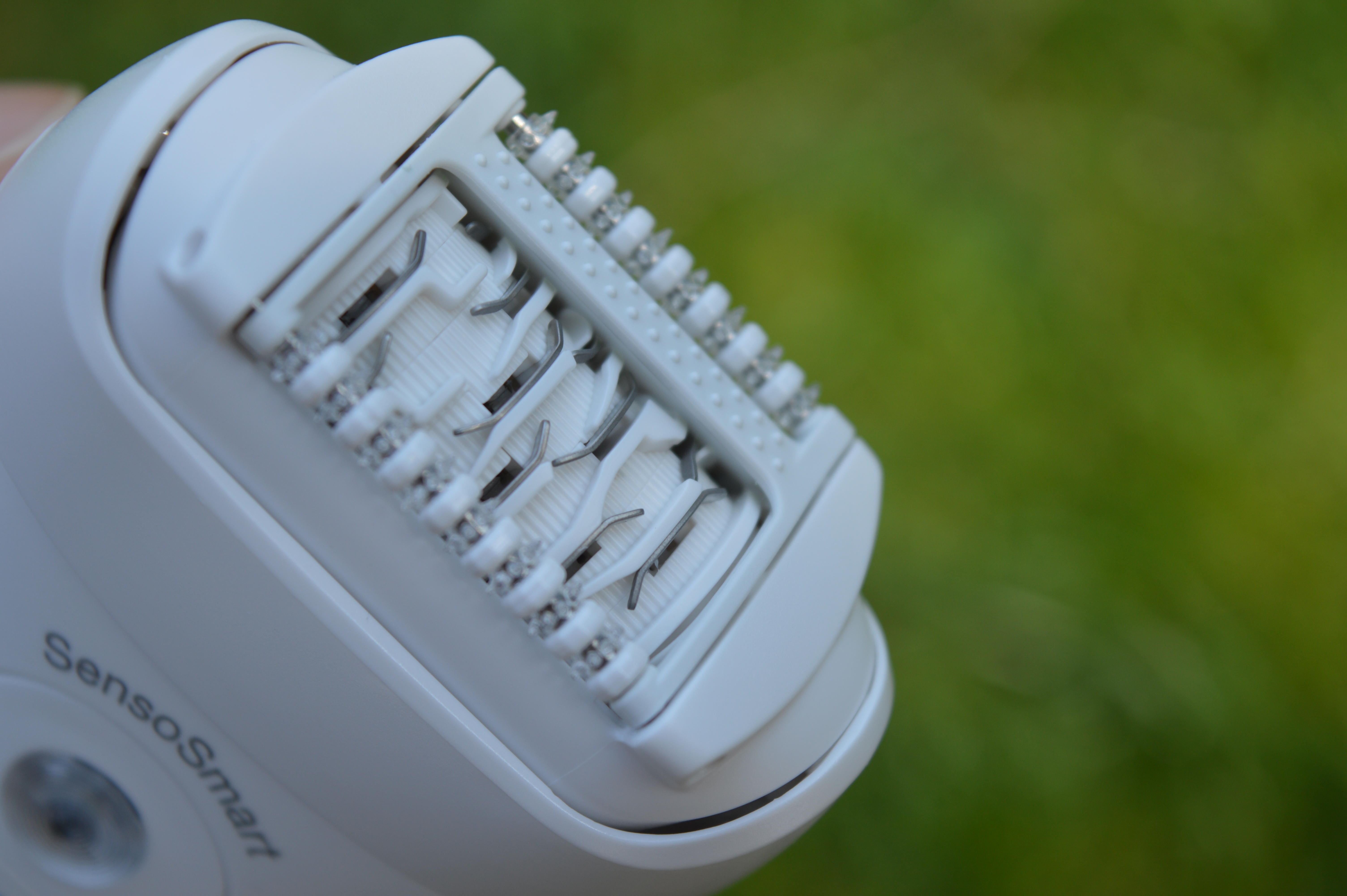 Anstelle des Hautkontakt-Aufsatzes kann der Massageaufsatz verwendet werden. Die kleinen Rollen stimulieren die Haut - für eine noch schonendere Haarentfernung. 