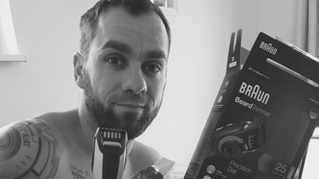 Styling-Experte Egon2000 mit seinem Barttrimmer von Braun.