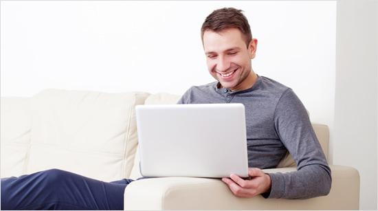 … überzeugt sich selbst von der gründlichen Trocken- und Nassrasur, bewertet den Braun WaterFlex online und gibt seine Erfahrungen an andere Interessierte im Internet weiter. 