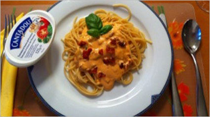 Spaghetti mit Tomaten-Cantadou.