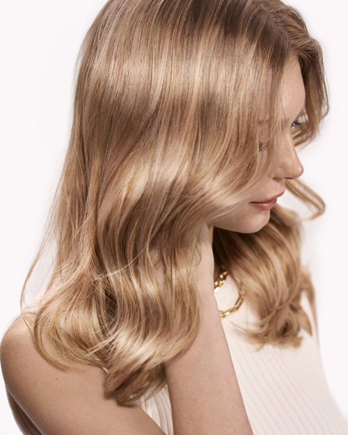 CASTING NATURAL GLOSS kommt ohne Amoniak oder Silikone aus und ist für alle Haartexturen geeignet. Die Farbe hält bis zu 28 Haarwäschen – anschließend geht sie nach und nach in Deinen natürlichen Farbton über.