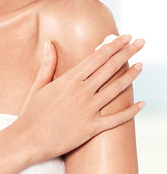 Die reichhaltige Pflege unterstützt den Wiederaufbau der Hautbarriere und hinterlässt ein weiches, beruhigtes Hautgefühl.