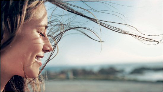 Sie zieht schnell ein und ist sowohl für die normale Haut als auch zur begleitenden Pflege bei Hauterkrankungen wie Akne oder Neurodermitis geeignet.