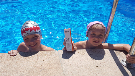 ...die Sonnenschutz-Lotionen von Daylong™ auf Ihre Wasserfestigkeit geprüft...