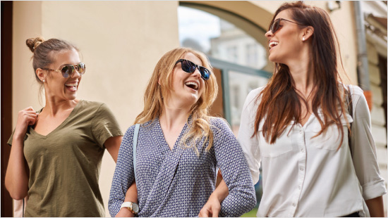 … und machen die Lotionen pünktlich zum Start der Sommer- und Urlaubszeit in ihrem Freundes- und Familienkreis bekannt.