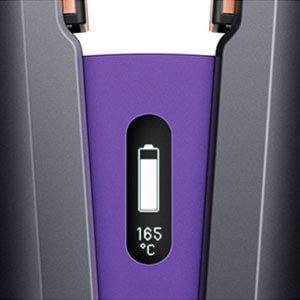 Zeigt Batteriestand, Temperatur und Ladestand an, während Du stylst.