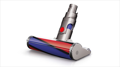 Der innovative Bürstkopf des Dyson v6 fluffy beseitigt mit seiner rotierenden Softwalze effizient feinen Staub und groben Schmutz.