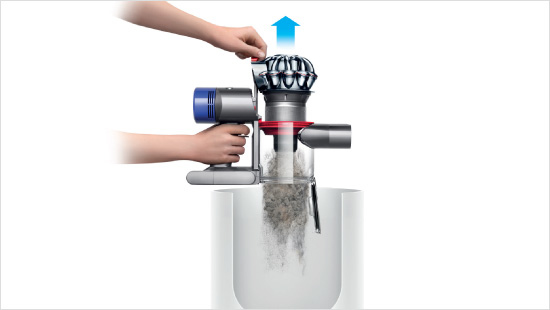 Außerdem verfügt der Dyson V8 Absolute über eine verbesserte Behälterentleerung: Eine neue Funktion macht es möglich, ihn mit einem Handgriff zu entleeren, ohne mit dem Staub in Berührung zu kommen. 