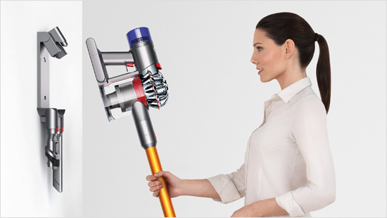 Die praktische Wandhalterung ist gleichzeitig die Ladestation: So ist der Dyson V8 Absolute mit einem Handgriff einsatzbereit.