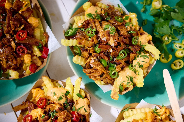 Loaded Fries mit veganem Chicken Chili Paprika
