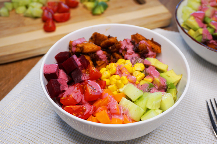 Regenbogenbowl mit veganem Chicken Natur