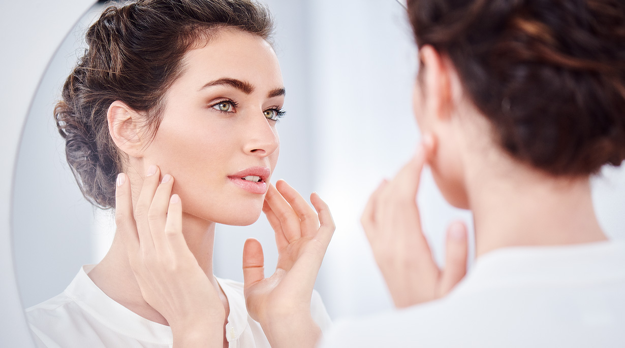 Das ultra-leichte und schnell einziehende Gel mildert erste Fältchen für eine glatte und gesund aussehende Haut.