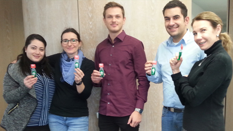 ... viele Fairy Ultra Plus Proben, Dosierschwämme und Rabatt-Coupons an Familie, Freunde und Kollegen verteilt ...