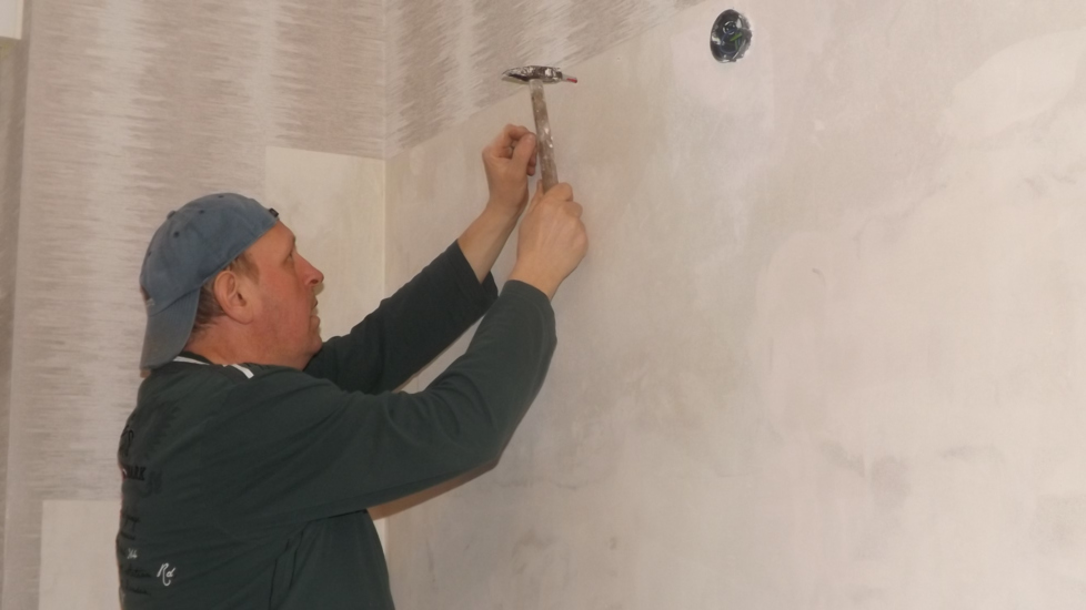 Schritt 3: Mit etwas Hilfe wird der fischer DUOPOWER bündig in das Bohrloch gesteckt. (trnd-Partner maxlassi)