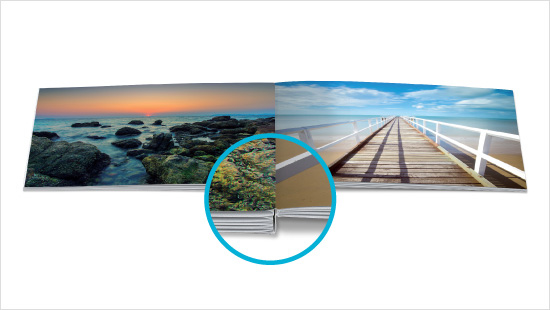 „Das echte Fotobuch<sup>&reg;</sup>“ von FotoPremio wird mit der sogenannten LayFlat-Bindung gefertigt. Mit ihr liegen die Seiten plan auf, sodass die Buchfalz bei doppelseitigen Bildern kaum auffällt.