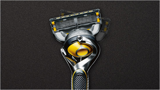 Der neue Gillette ProShield verfügt außerdem über den im Griff integrierten Flexball, mit dem sich das Klingenelement bei der Rasur sanft seitlich bewegen lässt.
