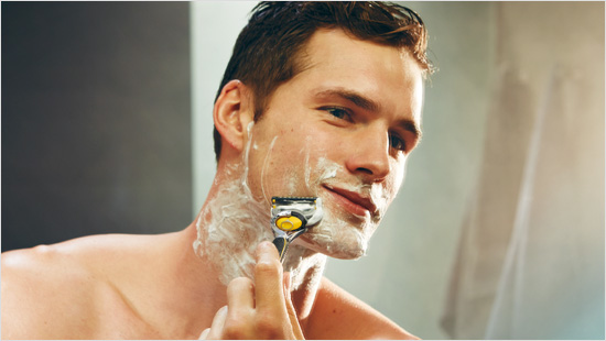 Diese geben Gleitstoffe ab und schützen so die Haut besser auf Gesichtskonturen, die nach mehreren Zügen nicht mehr von Rasiergel bedeckt sind.