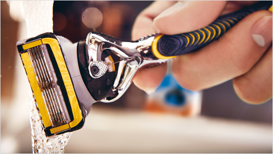 Ausgestattet mit den schärfsten Klingen von Gillette bietet der ProShield Nassrasierer eine besonders angenehme und glatte Rasur.
