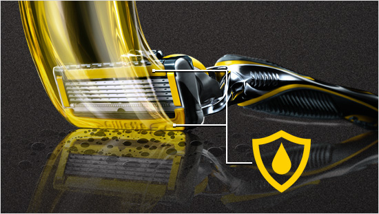 Der Gillette ProShield Nassrasierer verfügt über zwei sogenannte Lubra-Streifen vor und nach den Klingen.