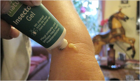 Jeder kann mit Insectolin Gel für Linderung von Insektenstichen sorgen.