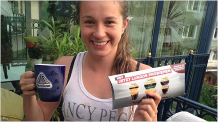 trnd-Partnerin Binlii beim ersten Probieren der Jacobs Momente Espresso Kapeseln.