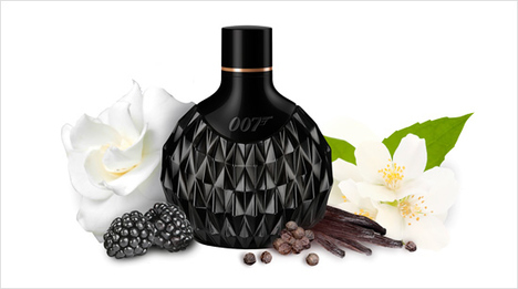 Das Eau de Parfum für Frauen hat einen orientalisch-blumigen Duft und zeichnet sich durch eine sinnliche Mischung aus exotischem schwarzen Pfeffer und weißen Blumen aus.