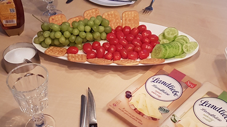 ...während trnd-Partnerin Sarah33 den Landliebe Landkäse bei einem Frühstück mit ihrer Freundin genießt...