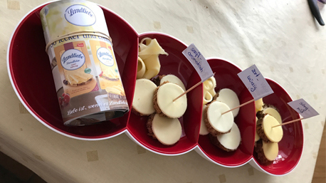 ...und trnd-Partnerin 3momaus den Landliebe Landkäse zusammen mit Bekannten als Häppchen verkostet.