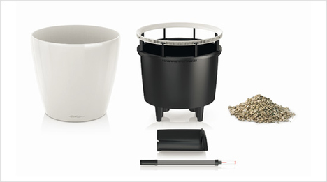 Den LECHUZA CLASSICO LS 21 gibt es im praktischen all-in-one Set mit Erd-Bewässerungs-System, Pflanzeinsatz und Pflanzgefäß aus hochwertigem Kunststoff.