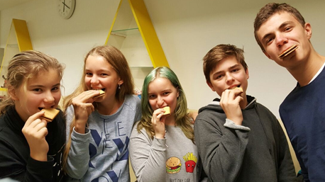 Die Jungs und Mädels um trnd-Partnerin Ibeggg beißen ganz klassisch vom puren Keks. 