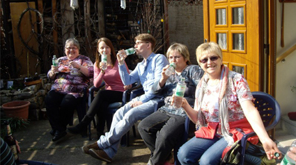 Eine gemütliche Gartenrunde mit Lichtenauer Mineralwasser.