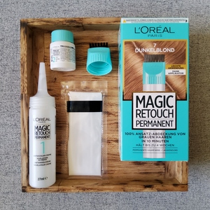 Ein Präzisions-Applikator für die gezielte Anwendung am Ansatz und ein weicher Bürsten-Applikator für eine universelle Anwendung. 