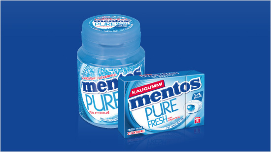 Die Mentos Kaugummi Pure Fresh Mint Dose & Pocketbox sorgen mit Extrakten aus grünem Tee für pure Atemfrische. Der flüssige Kern der Dragees bietet eine Extraportion Minzgeschmack.