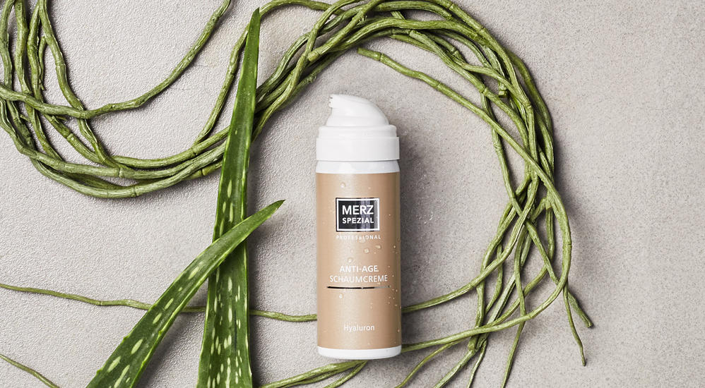 Die Schaumcreme mit Hyaluron von Merz Spezial Professional spendet sofort Feuchtigkeit und macht die Haut glatter und geschmeidiger.