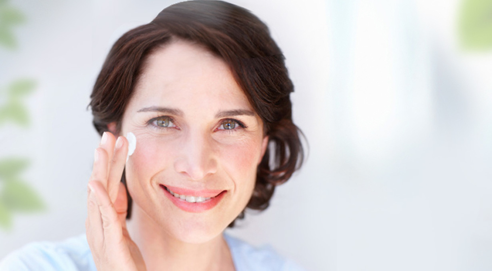 Ihre wertvollen und ausgesuchten Inhaltsstoffe werden bis tief in die Haut transportiert, füllen dort ihre Feuchtigkeitsspeicher wieder auf und …