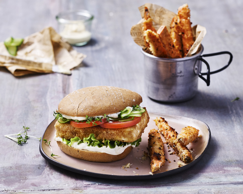 Feta Burger mit Süßkartoffel Pommes in Kokospanade