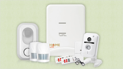 Das mobilcom-debitel SmartHome Sicherheitspaket kommt mit Sirene, Bewegungs- und Öffnungsmelder, Kamera und Fernbedienung, die Unregelmäßigkeiten sofort melden.