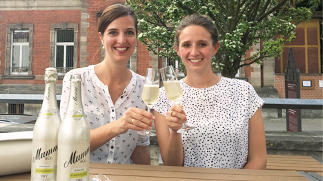 Unsere Ansprechpartnerinnen von Mumm - Anne und Kathrin - sagen Prost!